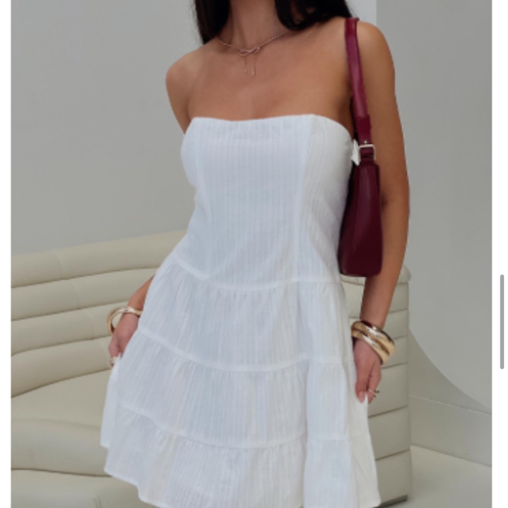 Elegant White Strapless Dress